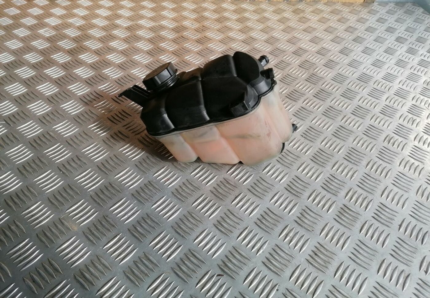 Dzesēšanas šķidruma tvertne priekš VOLVO V70 2009 1 Dzesēšanas šķidruma tvertne priekš VOLVO V70 2009