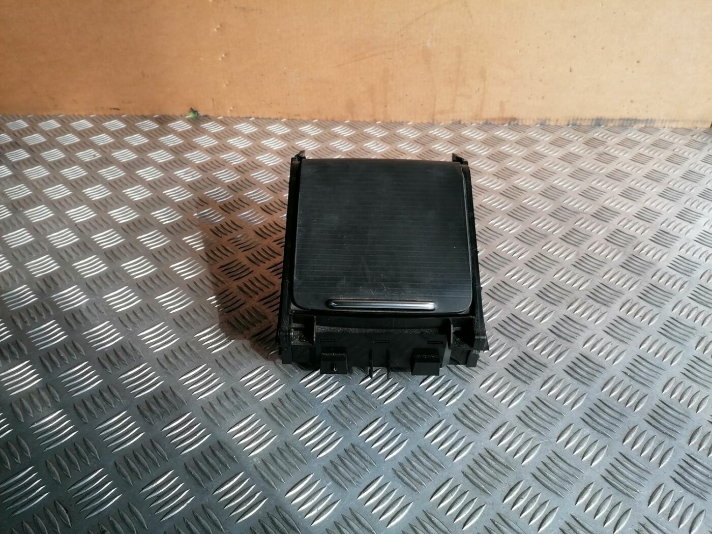 Krūzes turētājs priekš VOLVO V70 2009 1 Krūzes turētājs priekš VOLVO V70 2009