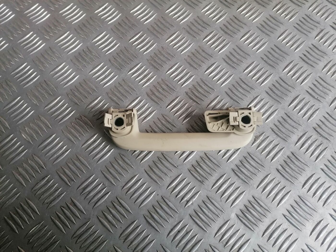 Salona rokturis griestos priekš VOLVO V70 2009 2 Salona rokturis griestos priekš VOLVO V70 2009