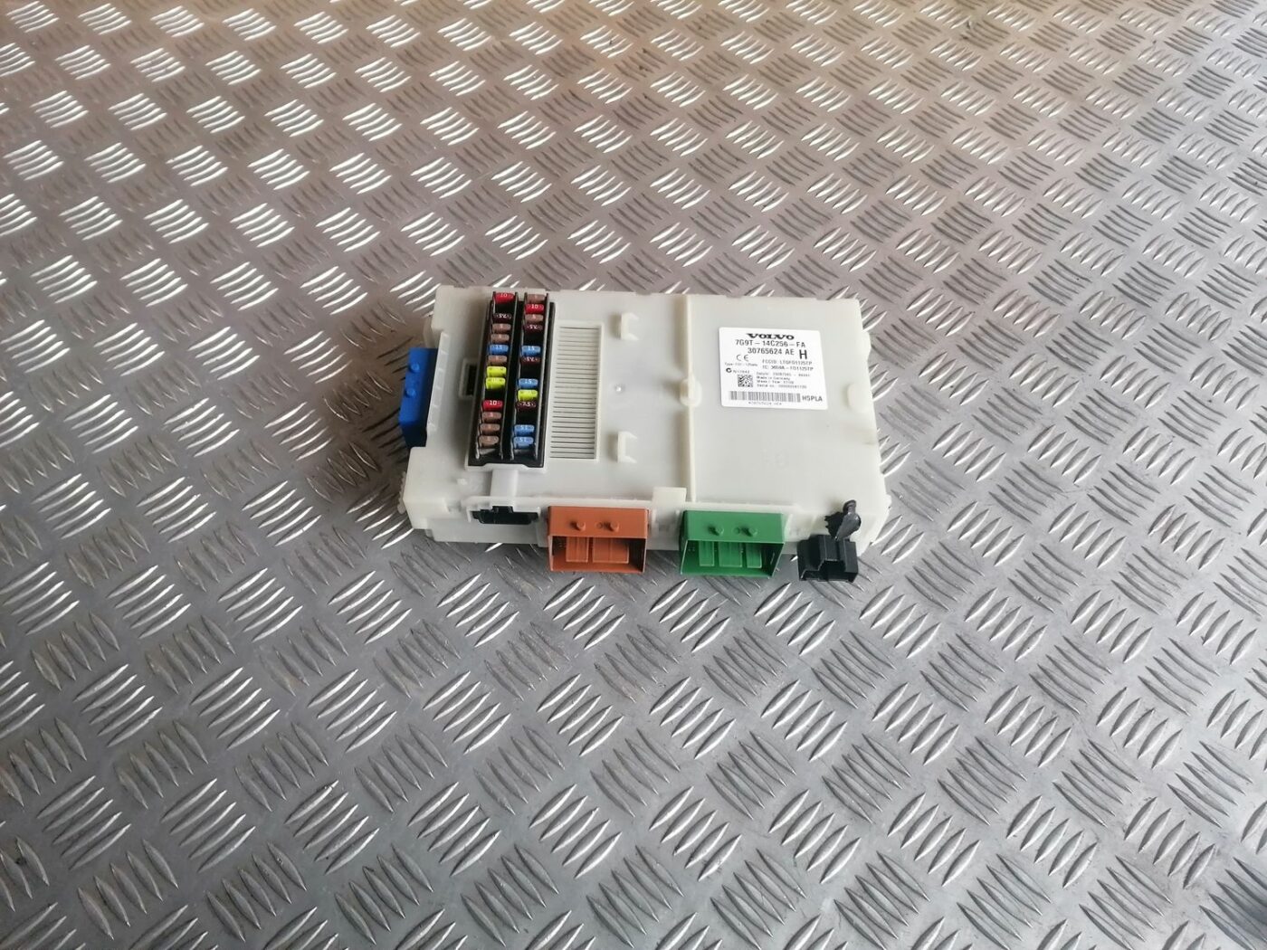 Drošinātāju bloks priekš VOLVO V70 2009 1 Drošinātāju bloks priekš VOLVO V70 2009