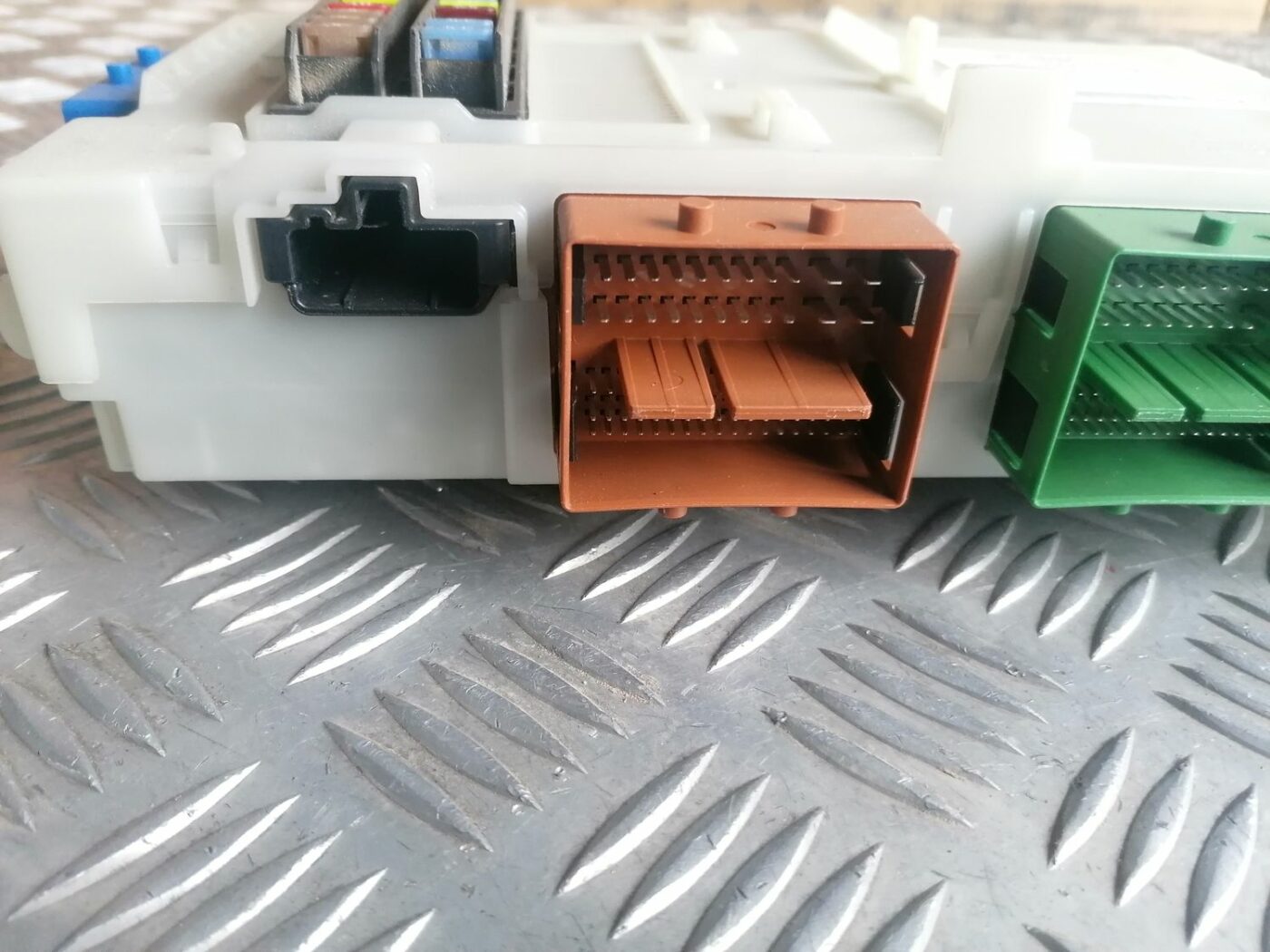 Drošinātāju bloks priekš VOLVO V70 2009 2 Drošinātāju bloks priekš VOLVO V70 2009