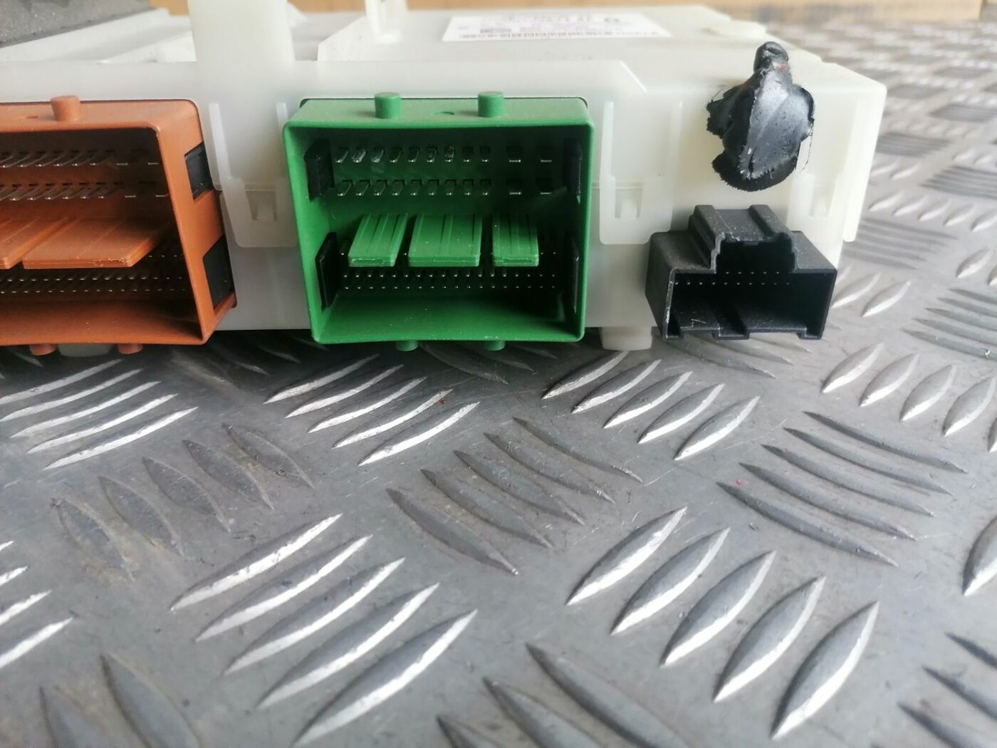 Drošinātāju bloks priekš VOLVO V70 2009 8 Drošinātāju bloks priekš VOLVO V70 2009