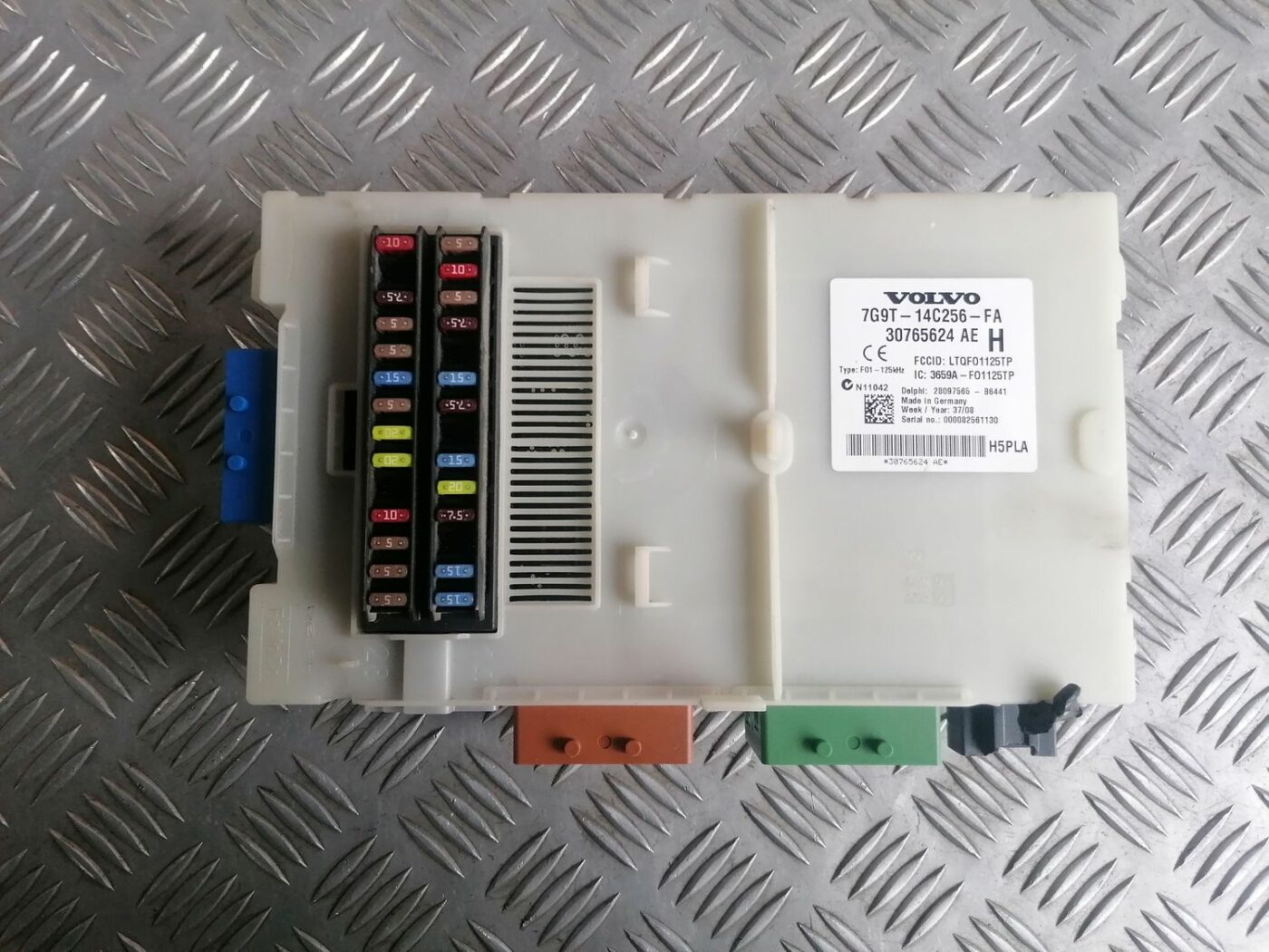 Drošinātāju bloks priekš VOLVO V70 2009 7 Drošinātāju bloks priekš VOLVO V70 2009