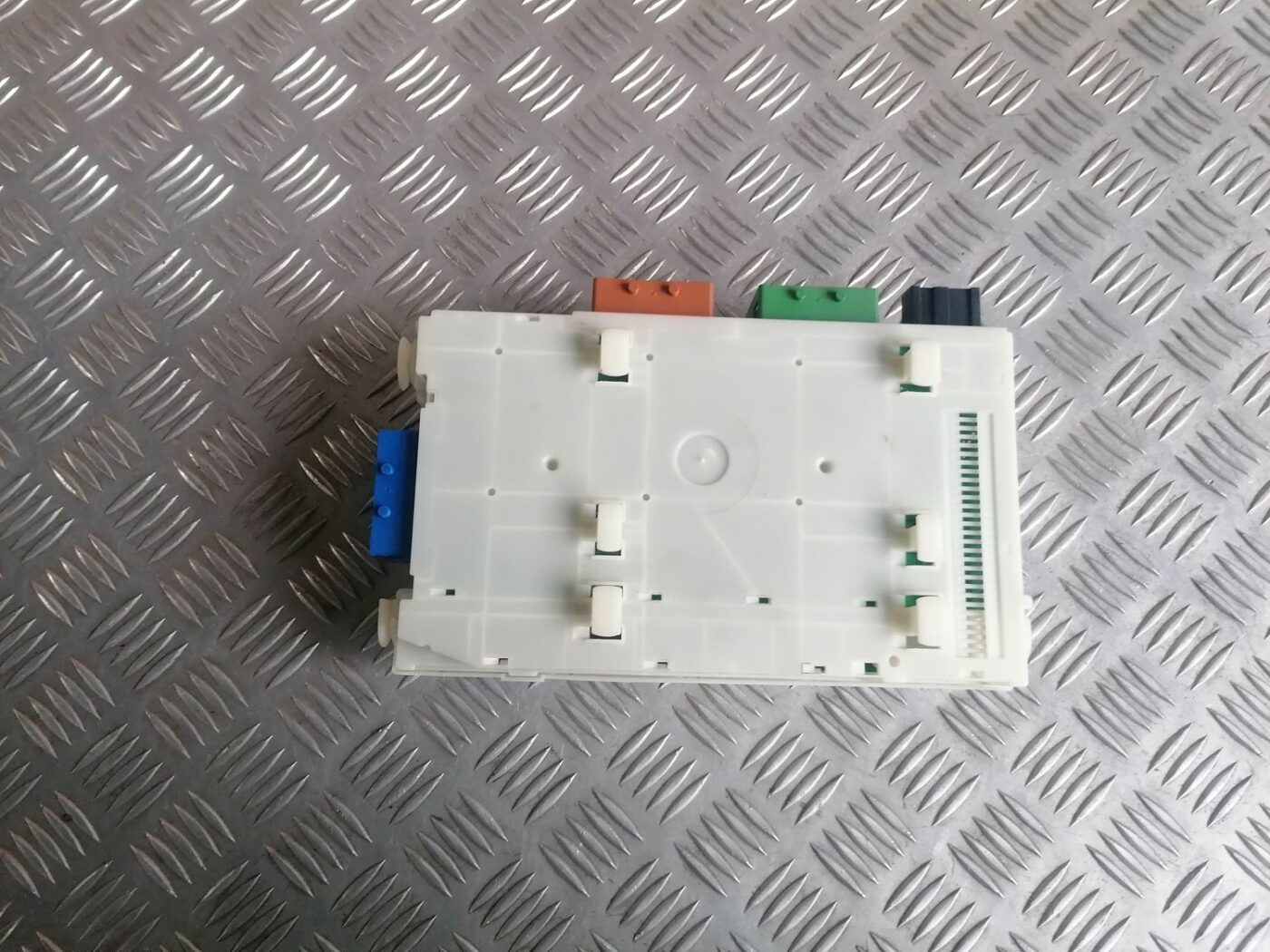 Drošinātāju bloks priekš VOLVO V70 2009 4 Drošinātāju bloks priekš VOLVO V70 2009