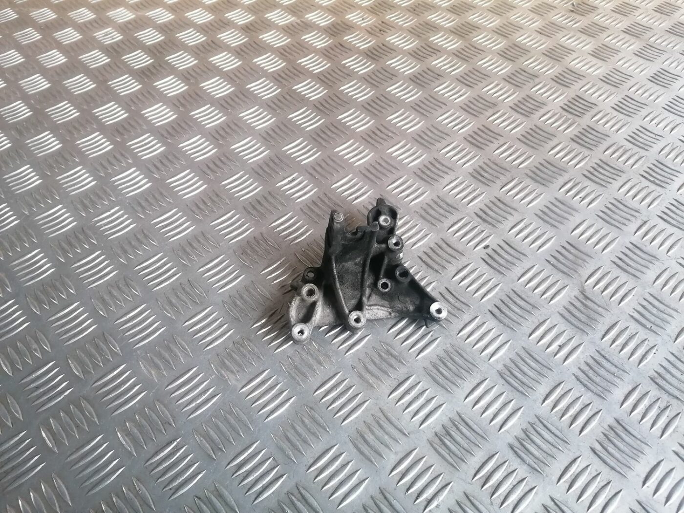 Dzinēja kronšteins priekš VOLVO V70 2009 1 Dzinēja kronšteins priekš VOLVO V70 2009