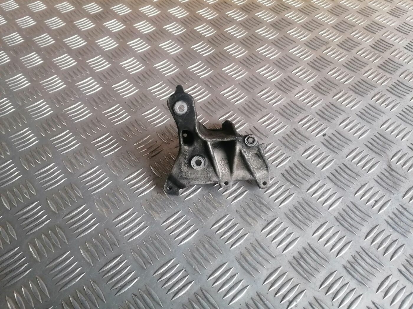 Dzinēja kronšteins priekš VOLVO V70 2009 2 Dzinēja kronšteins priekš VOLVO V70 2009