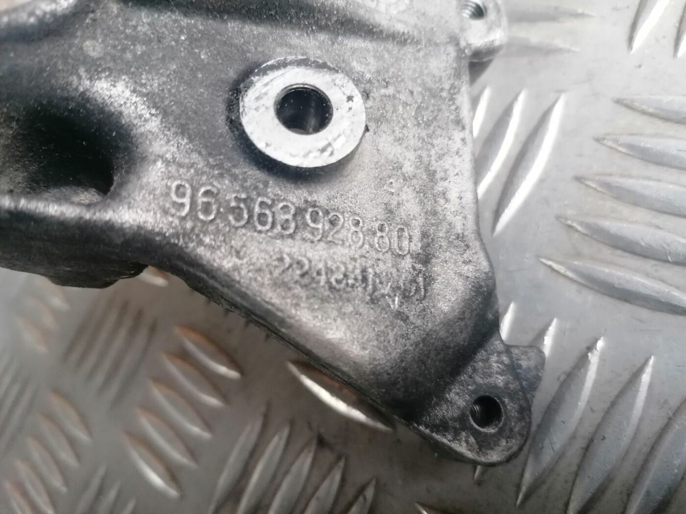 Dzinēja kronšteins priekš VOLVO V70 2009 3 Dzinēja kronšteins priekš VOLVO V70 2009