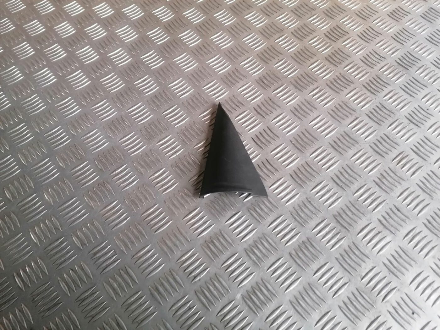 Aizmugurējo kreiso durvju apdare priekš VOLVO V70 2009 1 Aizmugurējo kreiso durvju apdare priekš VOLVO V70 2009