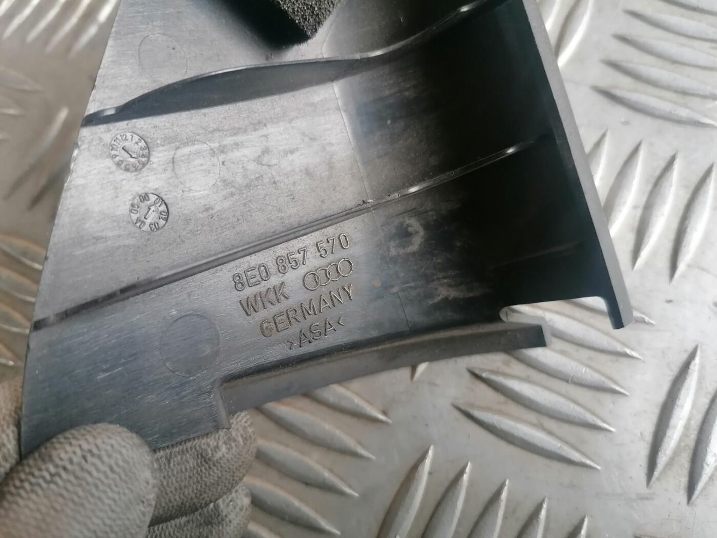 Aizmugurējo kreiso durvju apdare priekš VOLVO V70 2009 3 Aizmugurējo kreiso durvju apdare priekš VOLVO V70 2009