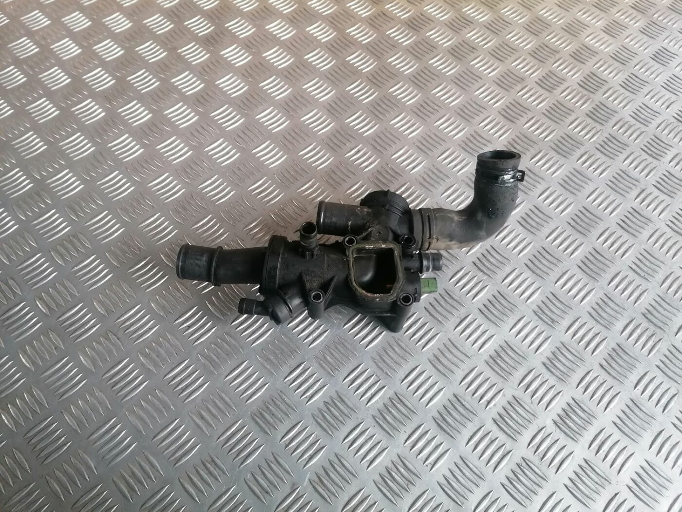 Termostata korpuss priekš VOLVO V70 2009 1 Termostata korpuss priekš VOLVO V70 2009