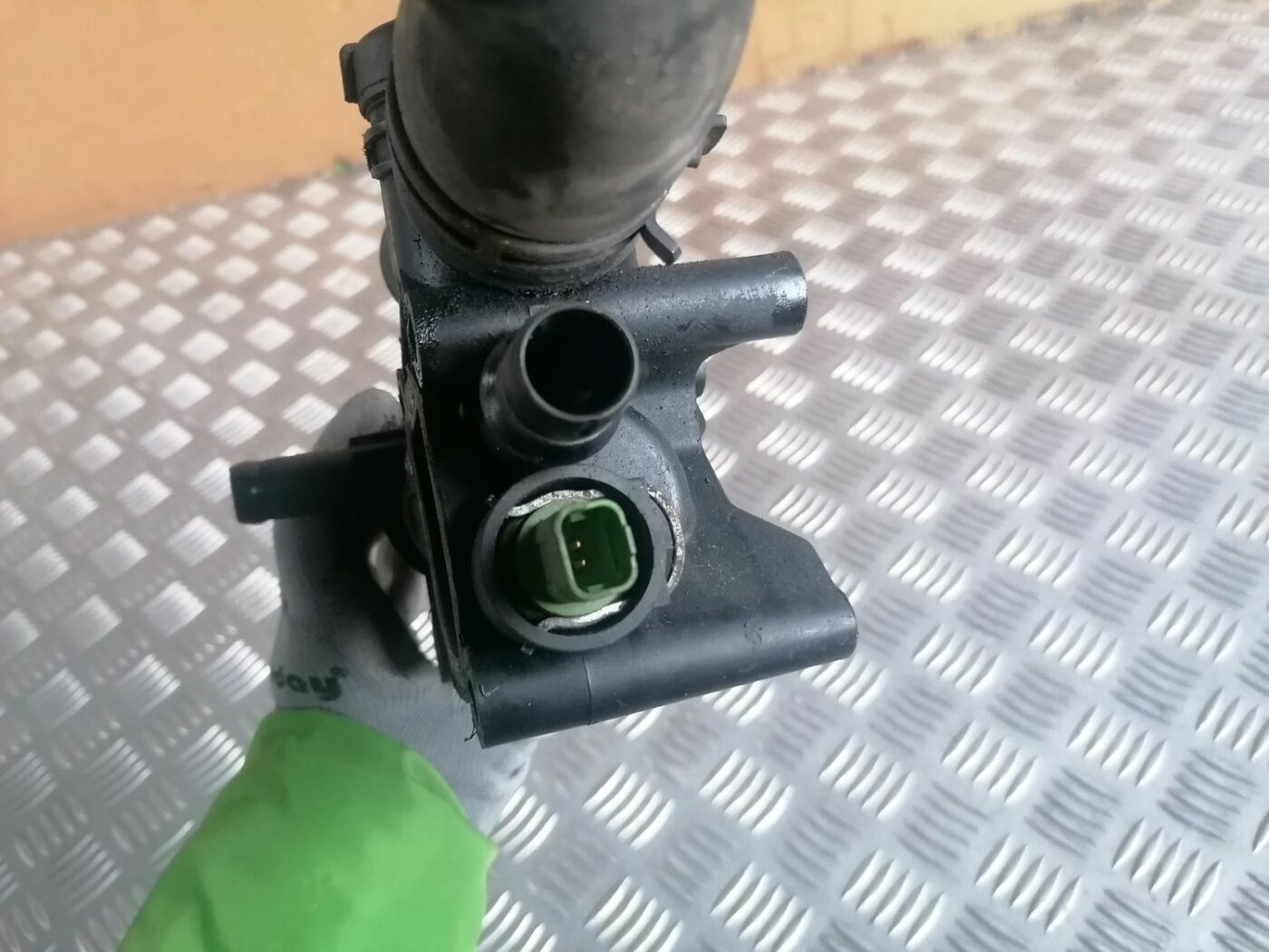 Termostata korpuss priekš VOLVO V70 2009 6 Termostata korpuss priekš VOLVO V70 2009