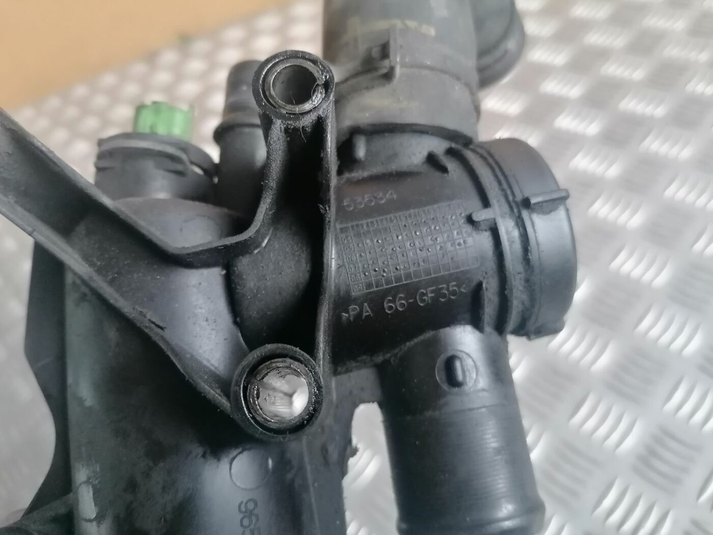 Termostata korpuss priekš VOLVO V70 2009 4 Termostata korpuss priekš VOLVO V70 2009