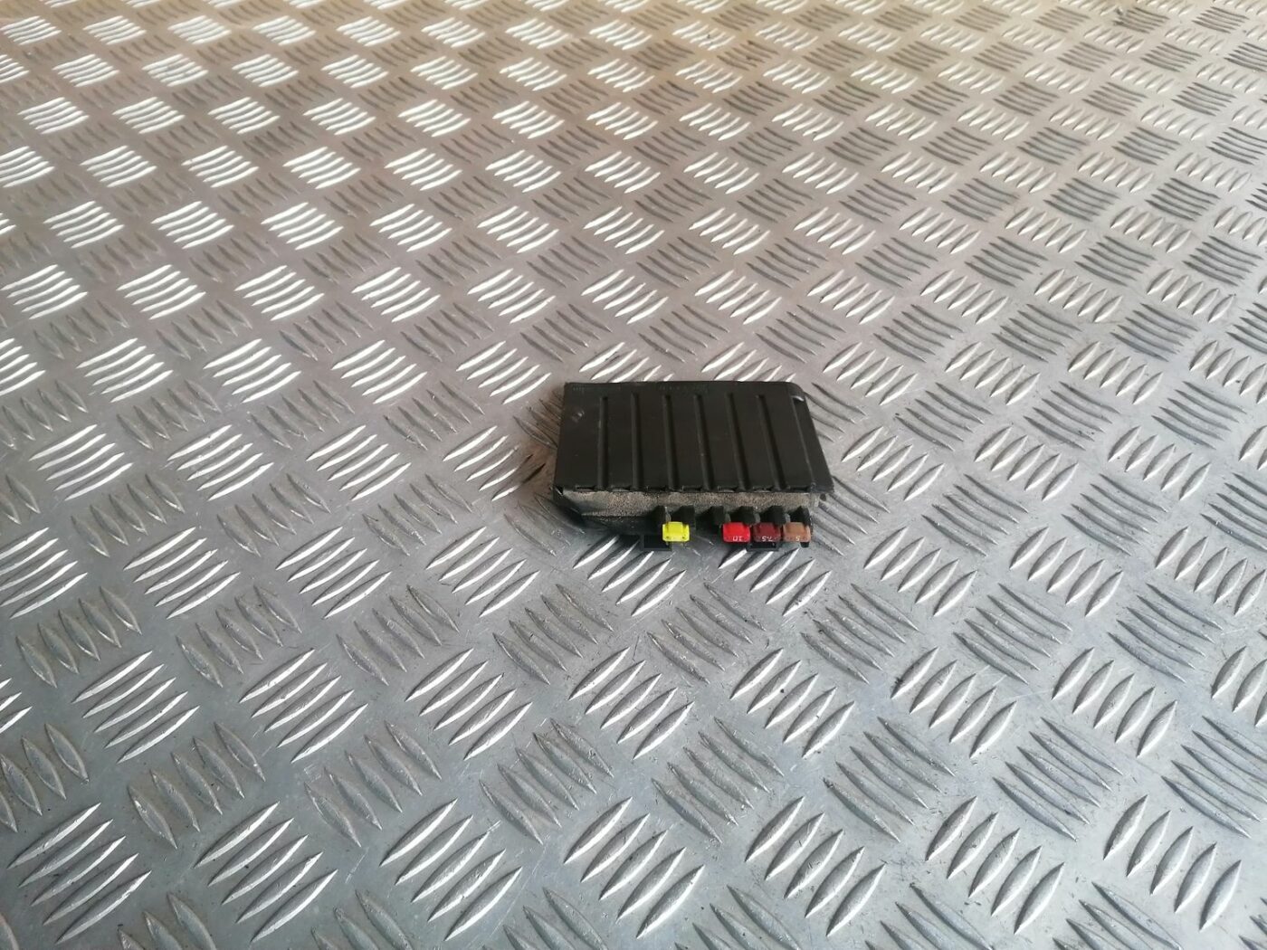 Drošinātāju bloks priekš VOLVO V70 2009 1 Drošinātāju bloks priekš VOLVO V70 2009