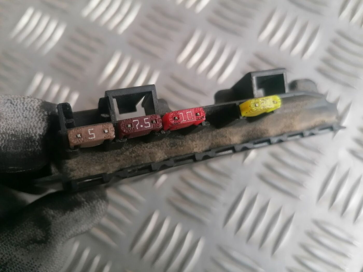 Drošinātāju bloks priekš VOLVO V70 2009 4 Drošinātāju bloks priekš VOLVO V70 2009