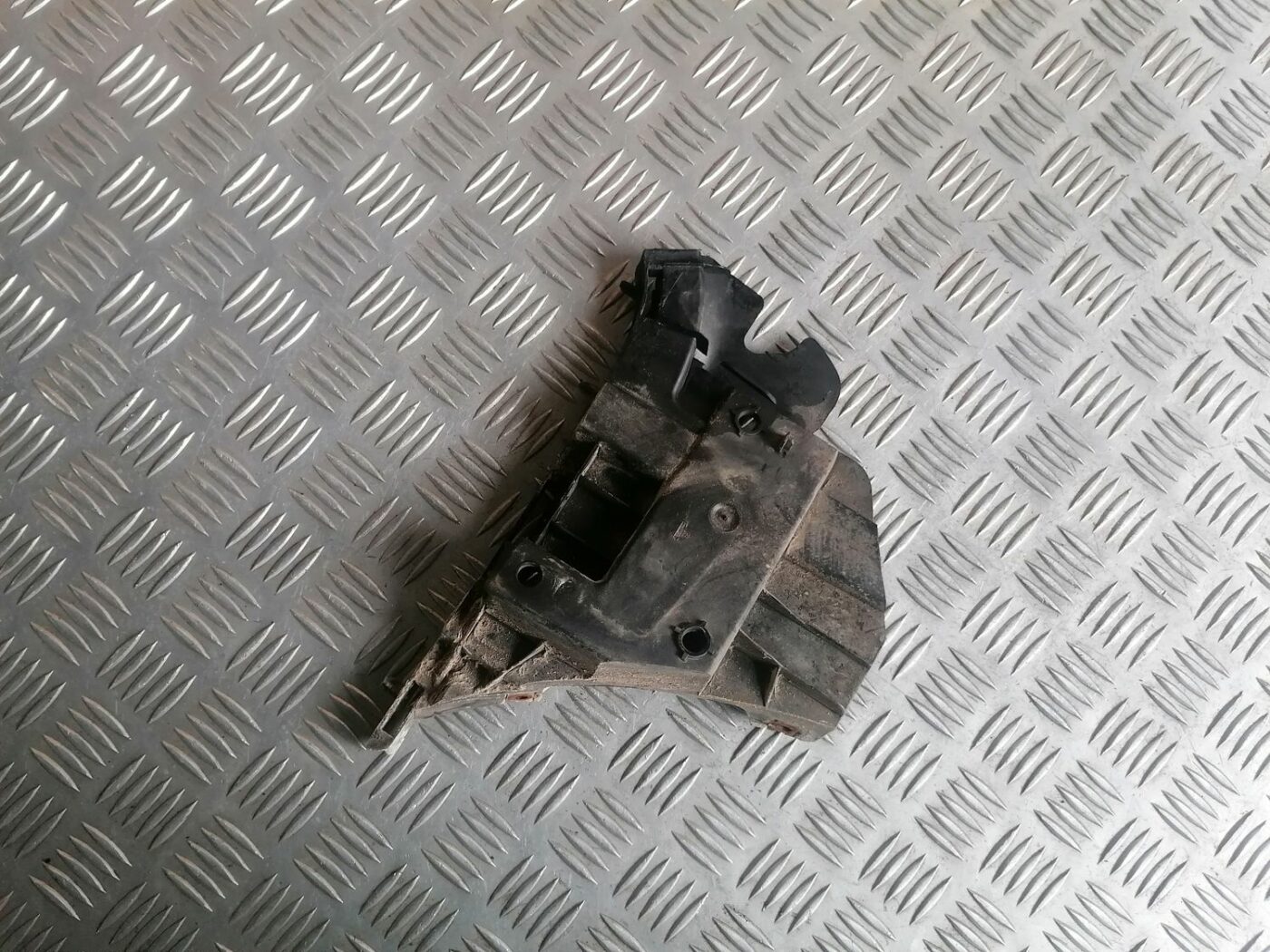 Priekšējā spārna un bufera stiprinājums priekš VOLVO V70 2009 2 Priekšējā spārna un bufera stiprinājums priekš VOLVO V70 2009