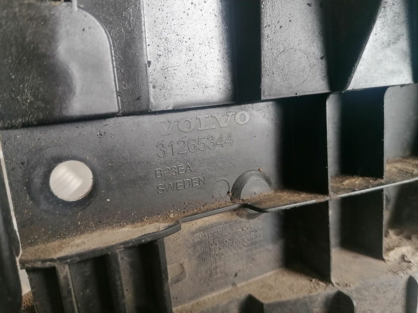 Priekšējā spārna un bufera stiprinājums priekš VOLVO V70 2009 3 Priekšējā spārna un bufera stiprinājums priekš VOLVO V70 2009