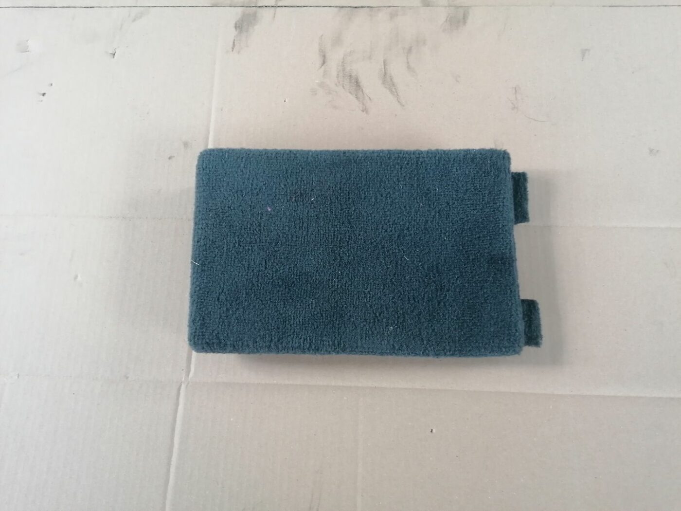 Bagāžnieka nodalījuma sānu apdares lūka priekš VOLVO V70 2009 1 Bagāžnieka nodalījuma sānu apdares lūka priekš VOLVO V70 2009