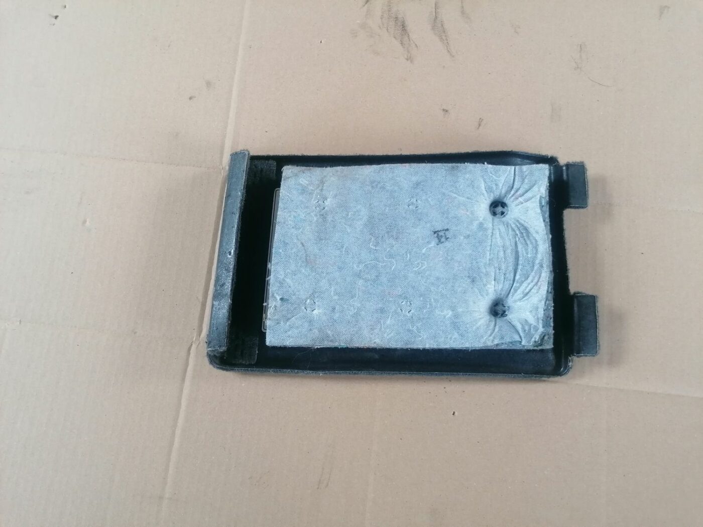 Bagāžnieka nodalījuma sānu apdares lūka priekš VOLVO V70 2009 2 Bagāžnieka nodalījuma sānu apdares lūka priekš VOLVO V70 2009