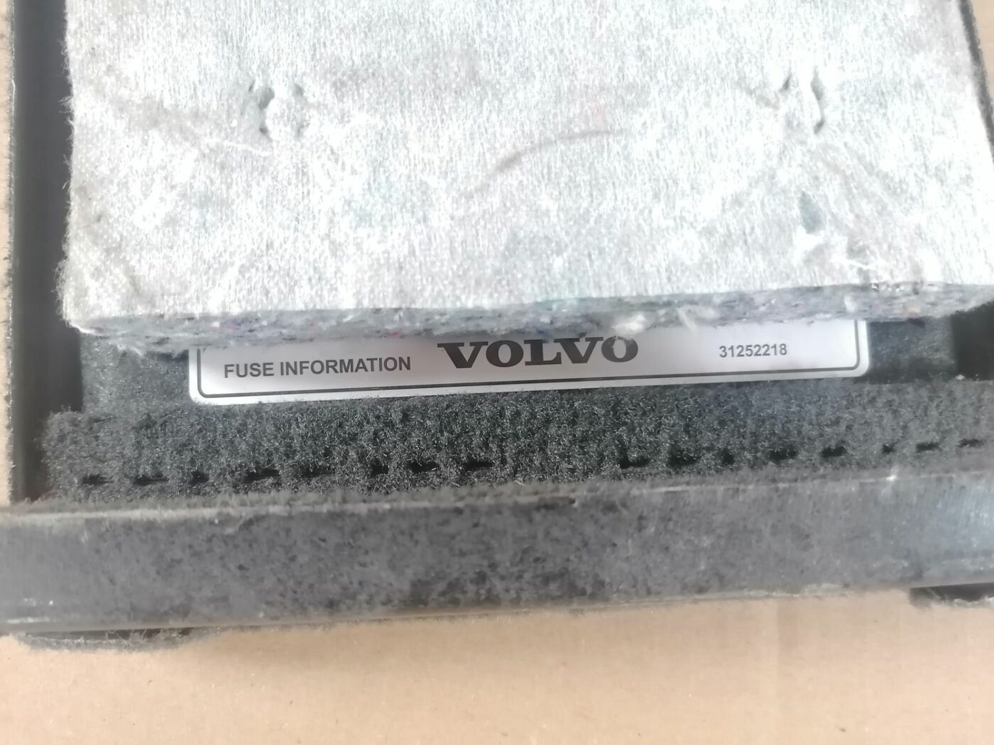 Bagāžnieka nodalījuma sānu apdares lūka priekš VOLVO V70 2009 3 Bagāžnieka nodalījuma sānu apdares lūka priekš VOLVO V70 2009