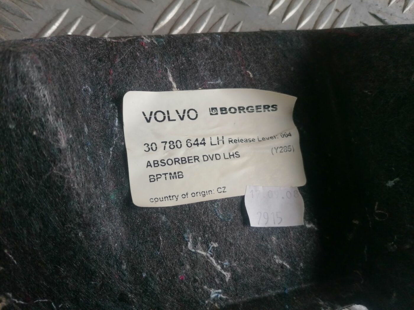 Bagāžnieka nodalījuma sānu apdare priekš VOLVO V70 2009 3 Bagāžnieka nodalījuma sānu apdare priekš VOLVO V70 2009