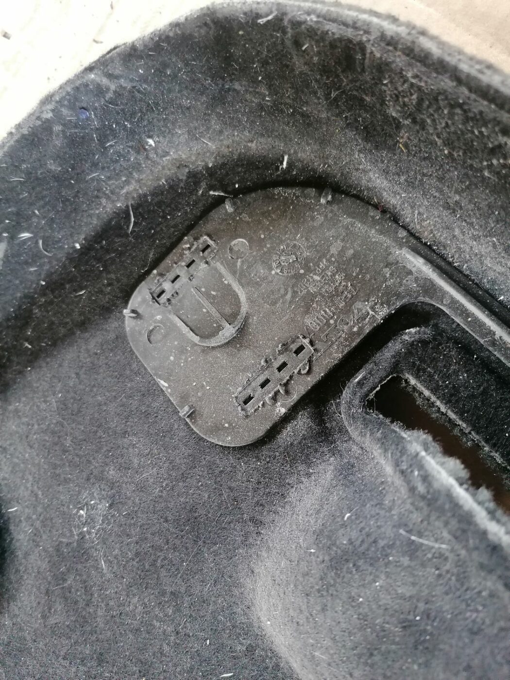 Bagāžnieka vāka liela apdare priekš VOLVO V70 2009 4 Bagāžnieka vāka liela apdare priekš VOLVO V70 2009