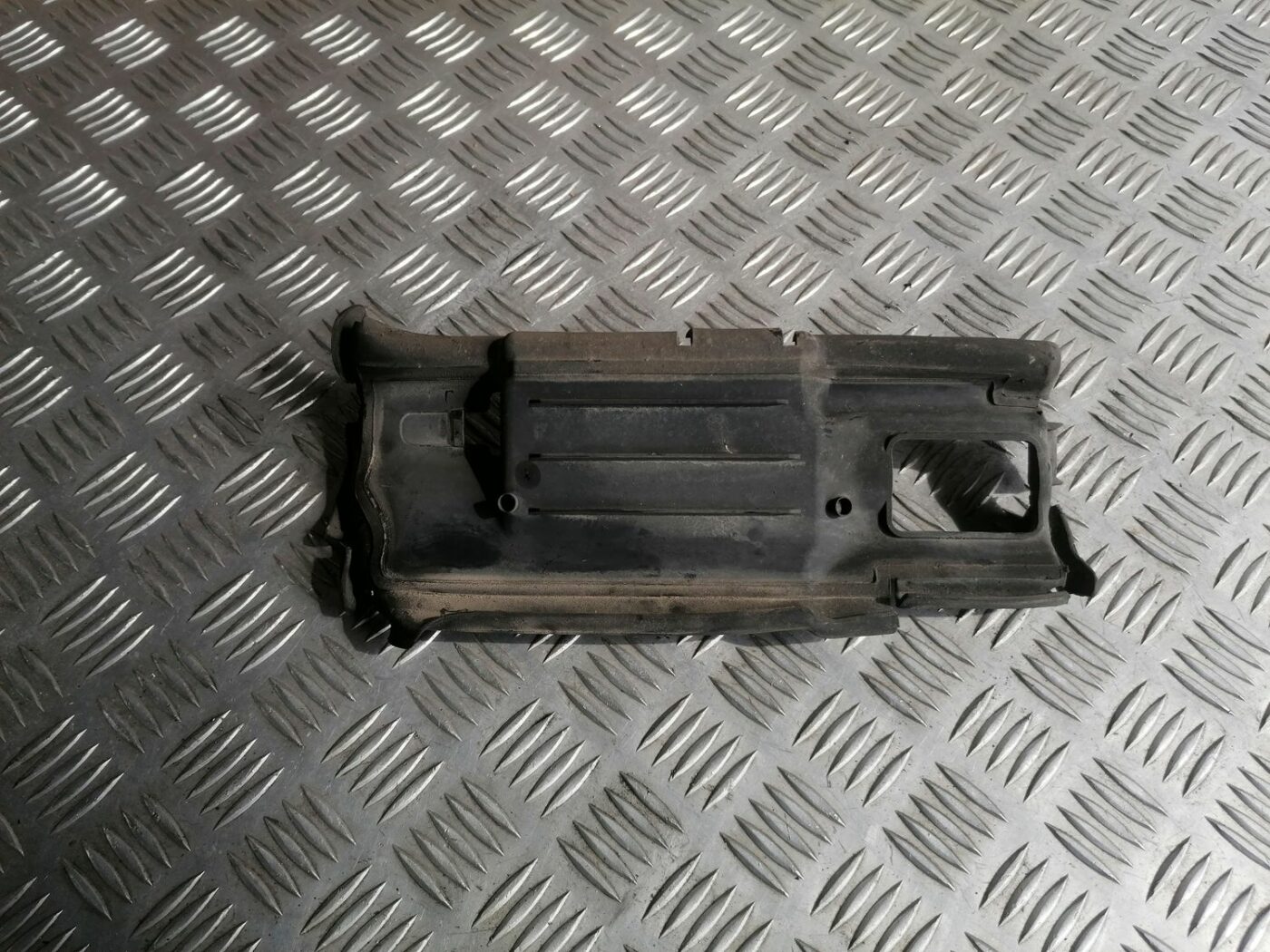 Ieplūdes gaisa deflektors, pa labi priekš VOLVO V70 2009 1 Ieplūdes gaisa deflektors, pa labi priekš VOLVO V70 2009