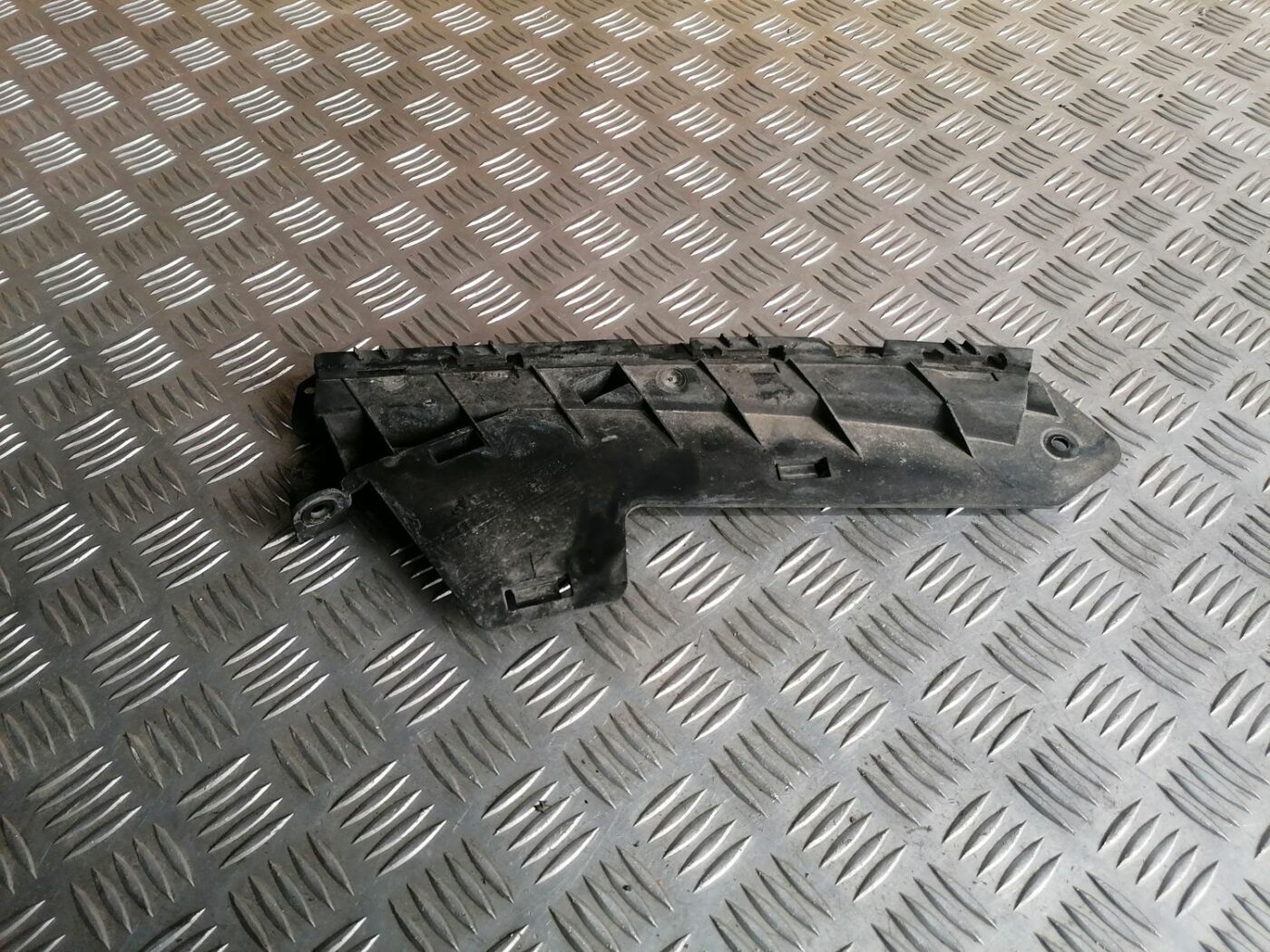 Priekšēja luktura kronšteins priekš VOLVO V70 2009 1 Priekšēja luktura kronšteins priekš VOLVO V70 2009