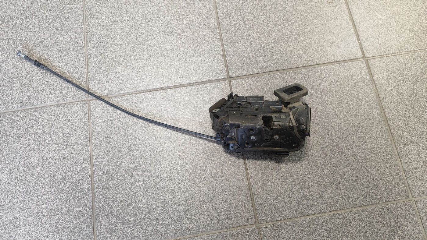 Priekšējo labo durvju slēdzene priekš VW CRAFTER 2018 1 Priekšējo labo durvju slēdzene priekš VW CRAFTER 2018