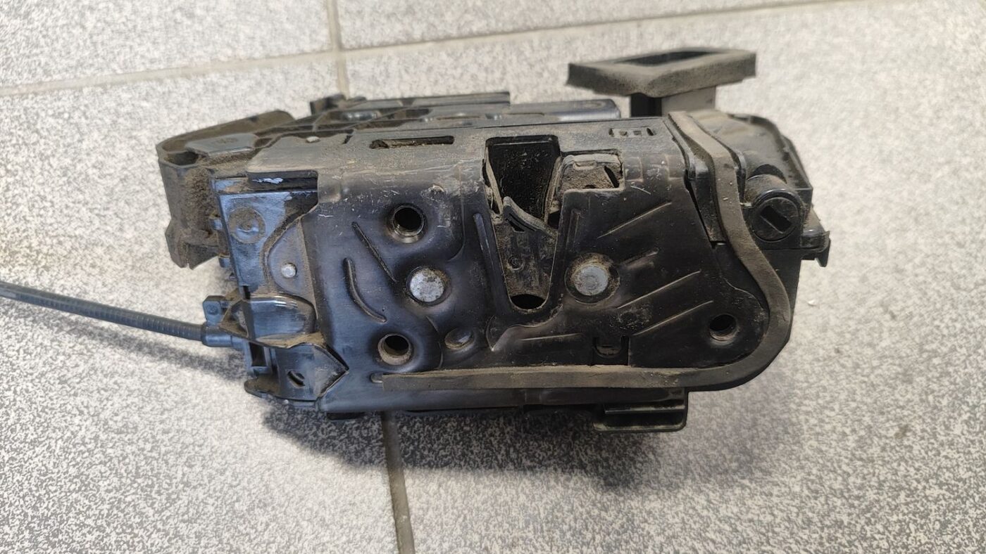 Priekšējo labo durvju slēdzene priekš VW CRAFTER 2018 2 Priekšējo labo durvju slēdzene priekš VW CRAFTER 2018