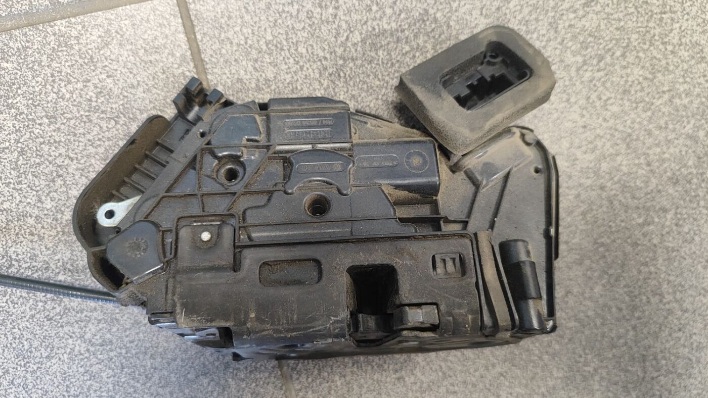 Priekšējo labo durvju slēdzene priekš VW CRAFTER 2018 3 Priekšējo labo durvju slēdzene priekš VW CRAFTER 2018