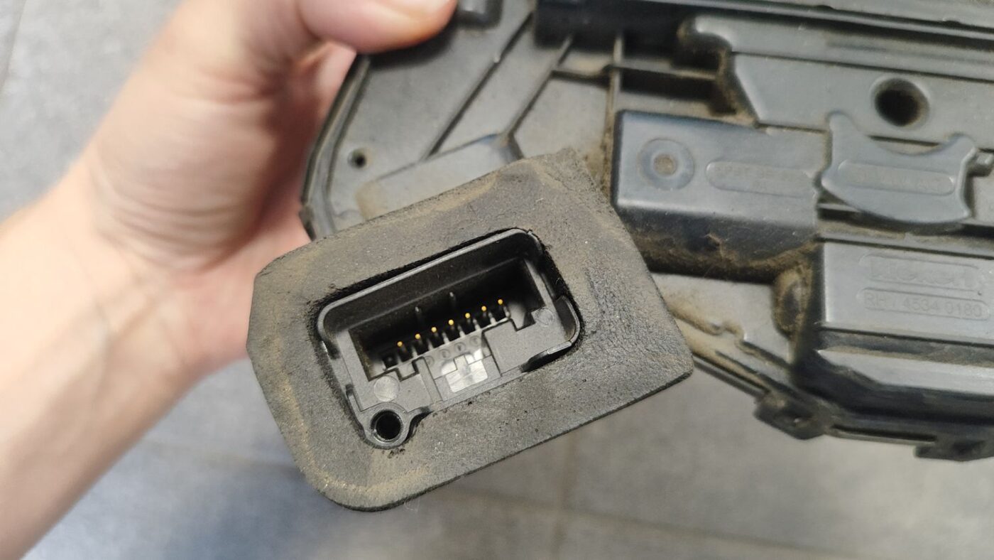 Priekšējo labo durvju slēdzene priekš VW CRAFTER 2018 4 Priekšējo labo durvju slēdzene priekš VW CRAFTER 2018