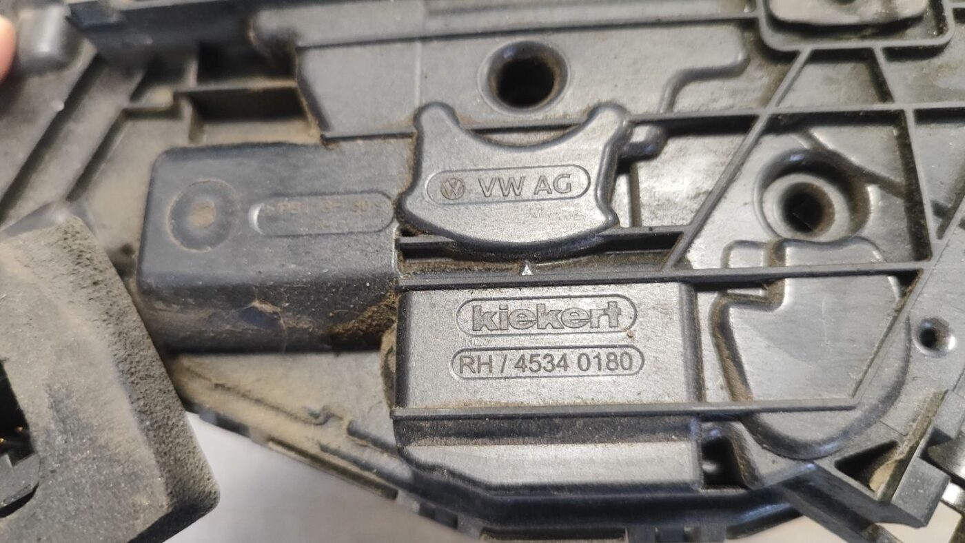 Priekšējo labo durvju slēdzene priekš VW CRAFTER 2018 5 Priekšējo labo durvju slēdzene priekš VW CRAFTER 2018