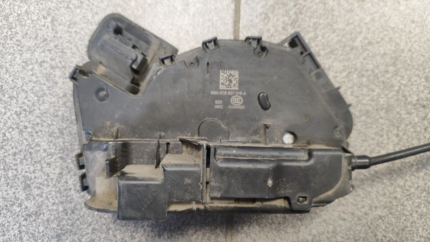 Priekšējo labo durvju slēdzene priekš VW CRAFTER 2018 6 Priekšējo labo durvju slēdzene priekš VW CRAFTER 2018