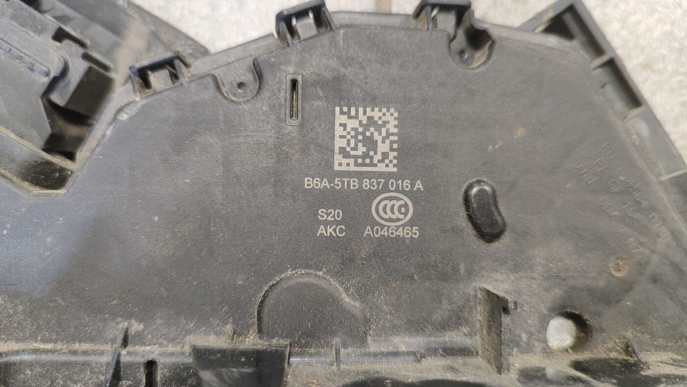 Priekšējo labo durvju slēdzene priekš VW CRAFTER 2018 7 Priekšējo labo durvju slēdzene priekš VW CRAFTER 2018