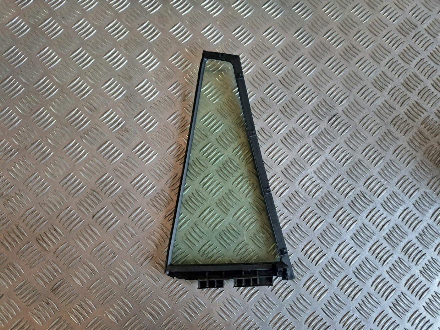 Labo durvju stūra stikls priekš TOYOTA RAV 4 2006 1 Labo durvju stūra stikls priekš TOYOTA RAV 4 2006