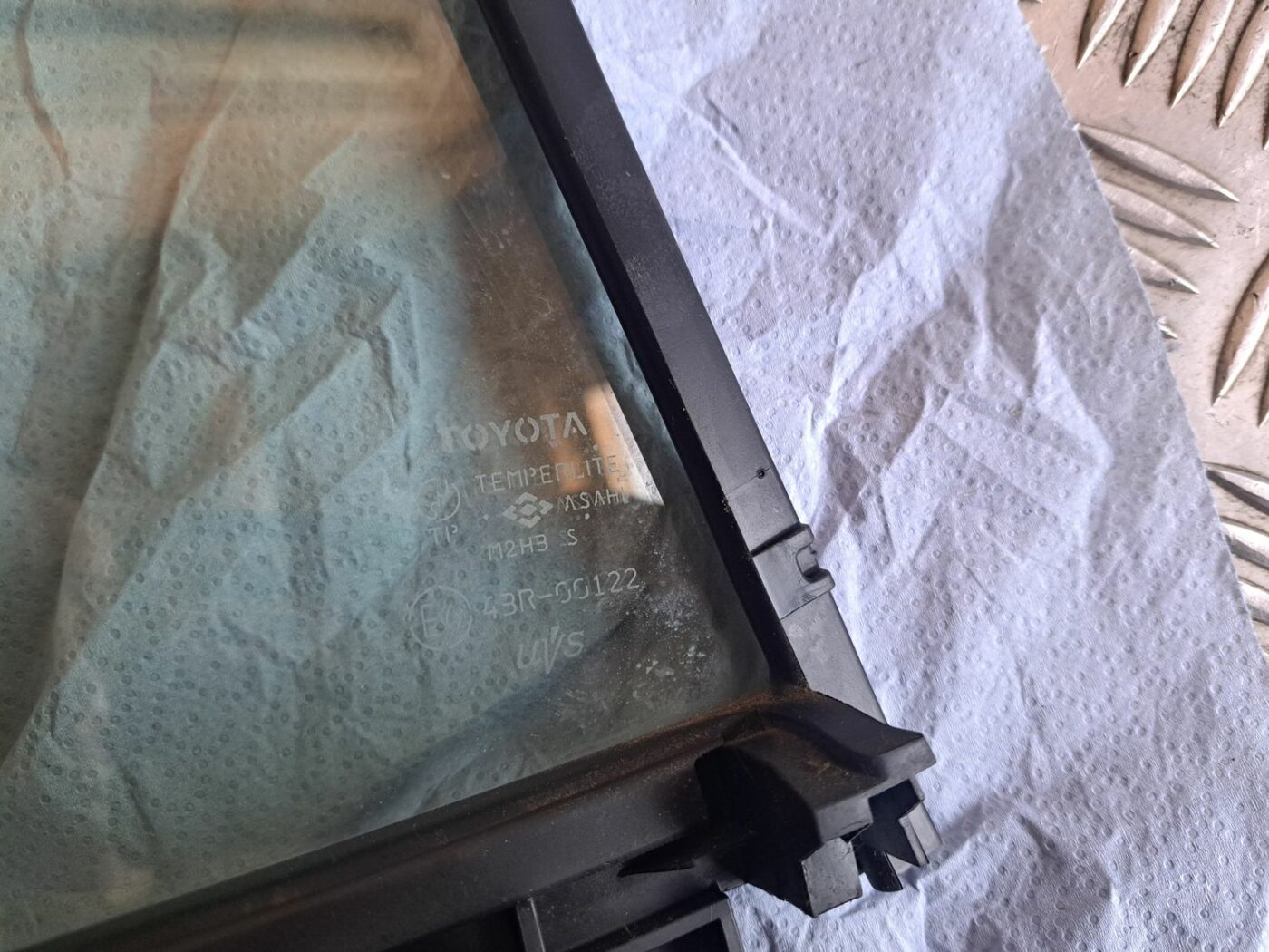 Labo durvju stūra stikls priekš TOYOTA RAV 4 2006 2 Labo durvju stūra stikls priekš TOYOTA RAV 4 2006