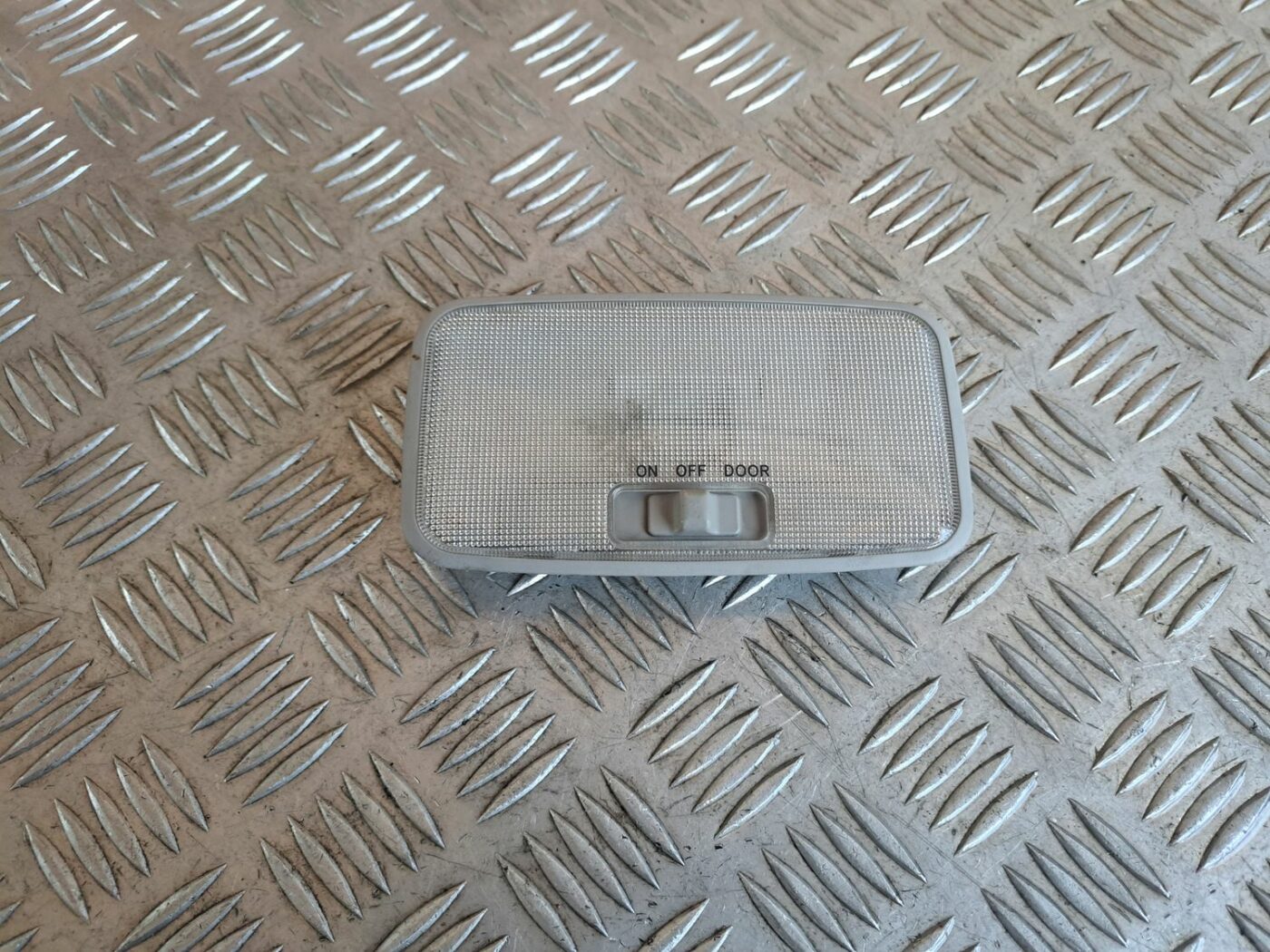 Aizmugurējo sēdvietu apgaismojums priekš TOYOTA RAV 4 2006 1 Aizmugurējo sēdvietu apgaismojums priekš TOYOTA RAV 4 2006