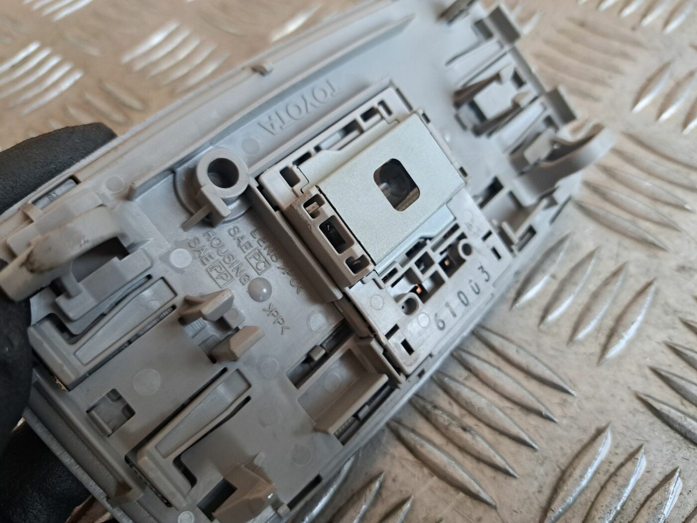 Aizmugurējo sēdvietu apgaismojums priekš TOYOTA RAV 4 2006 3 Aizmugurējo sēdvietu apgaismojums priekš TOYOTA RAV 4 2006