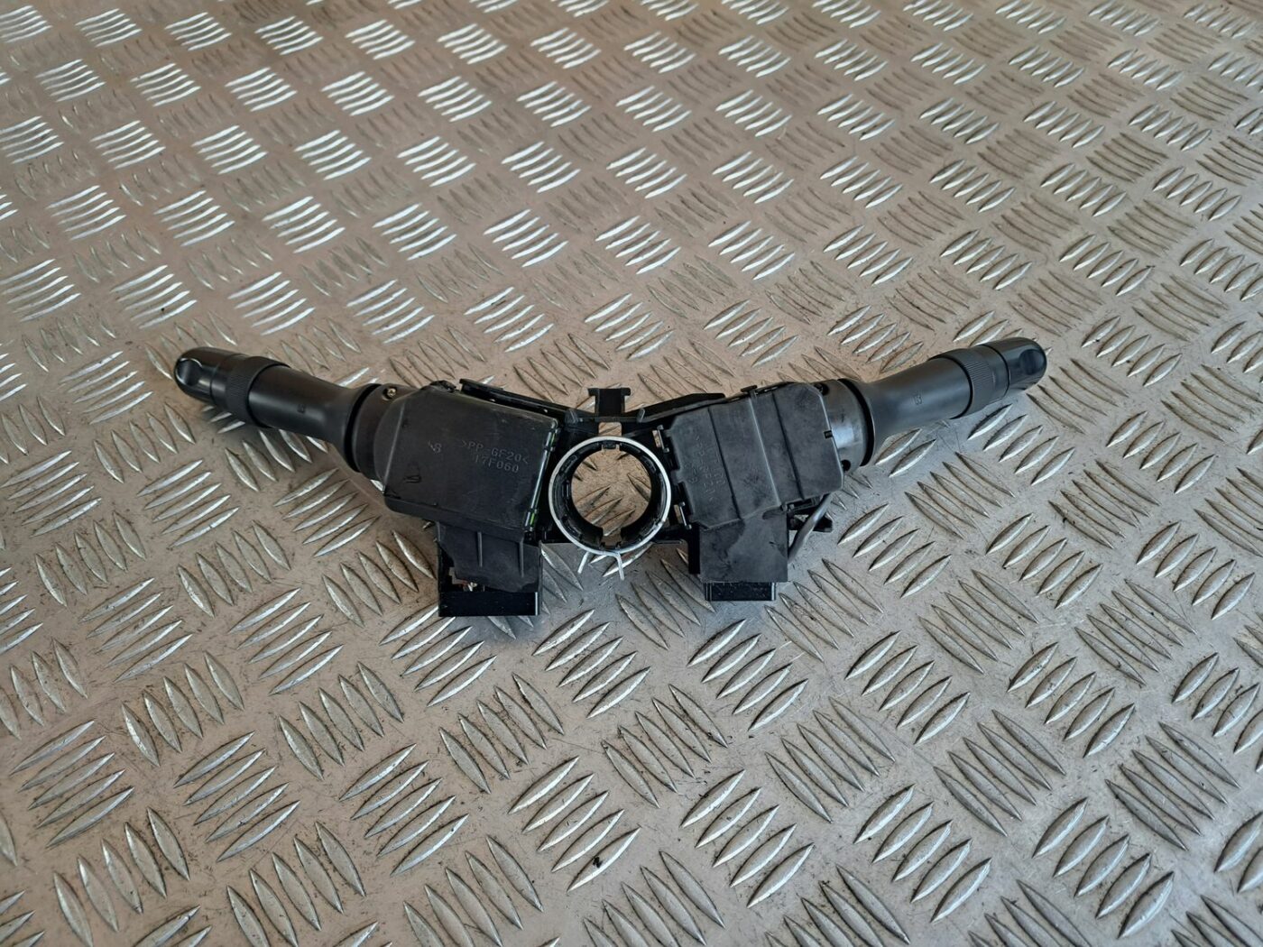 Stūres statnes slēdzis priekš TOYOTA RAV 4 2006 4 Stūres statnes slēdzis priekš TOYOTA RAV 4 2006