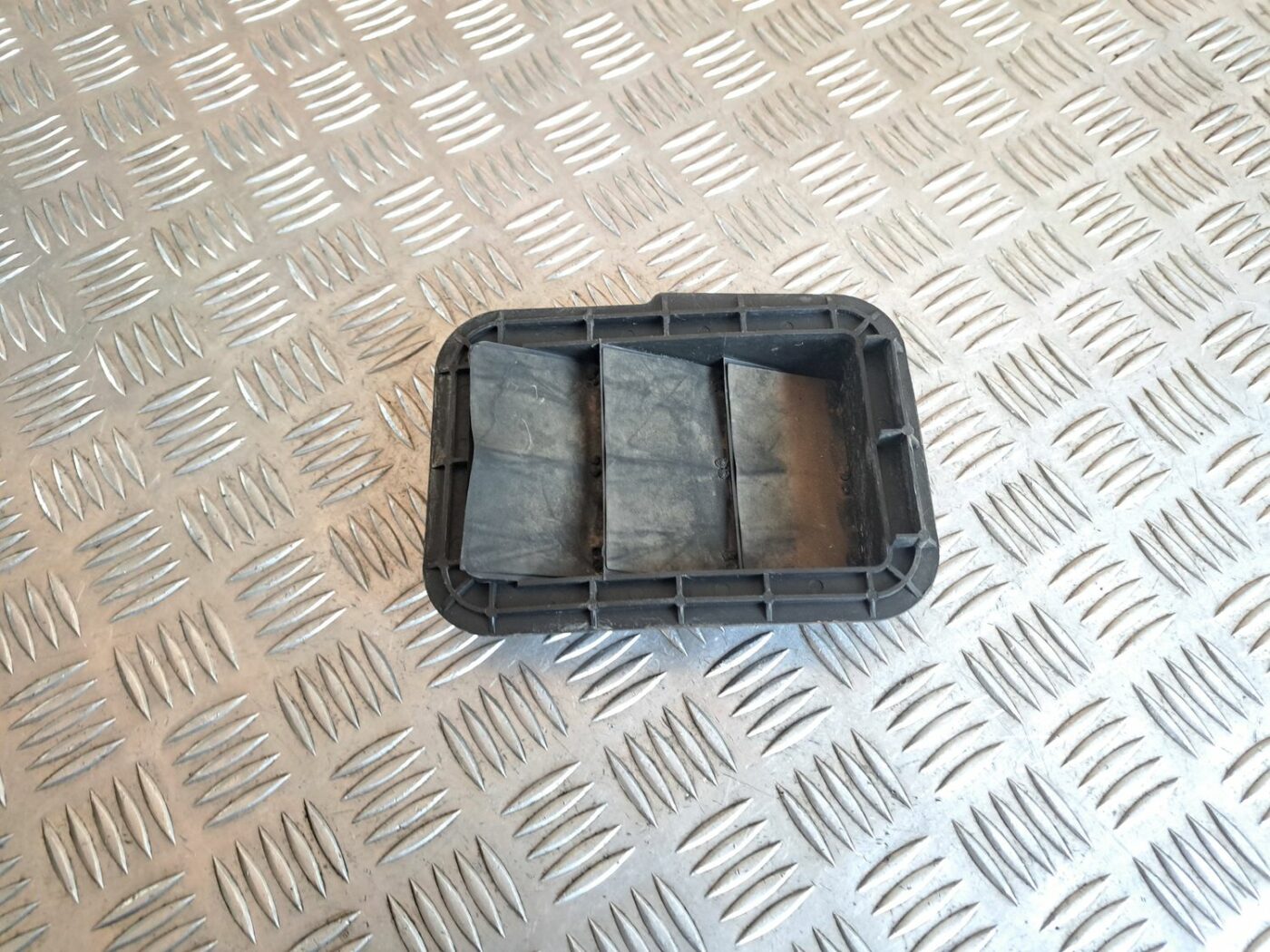 Virsbūves ventilācijas reste priekš TOYOTA RAV 4 2006 2 Virsbūves ventilācijas reste priekš TOYOTA RAV 4 2006