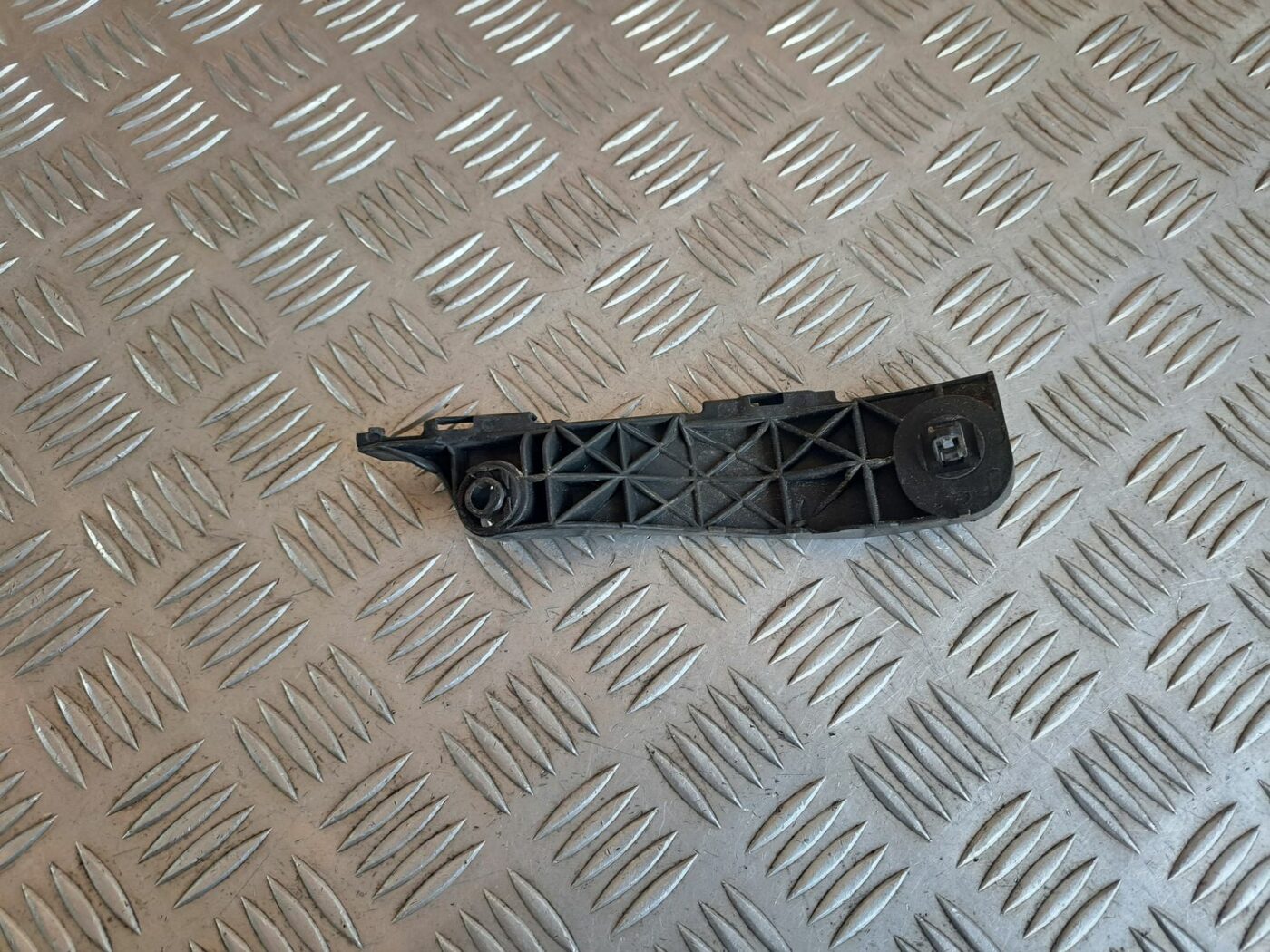 Priekšējā spārna un bufera stiprinājums priekš TOYOTA RAV 4 2006 2 Priekšējā spārna un bufera stiprinājums priekš TOYOTA RAV 4 2006