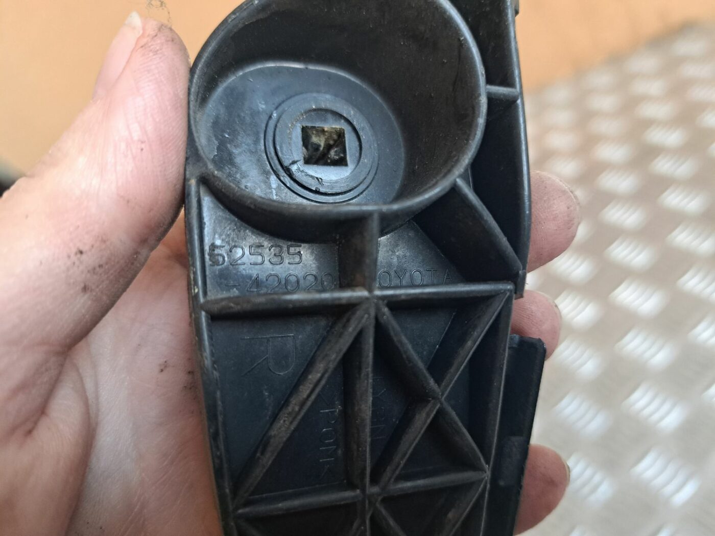 Priekšējā spārna un bufera stiprinājums priekš TOYOTA RAV 4 2006 3 Priekšējā spārna un bufera stiprinājums priekš TOYOTA RAV 4 2006