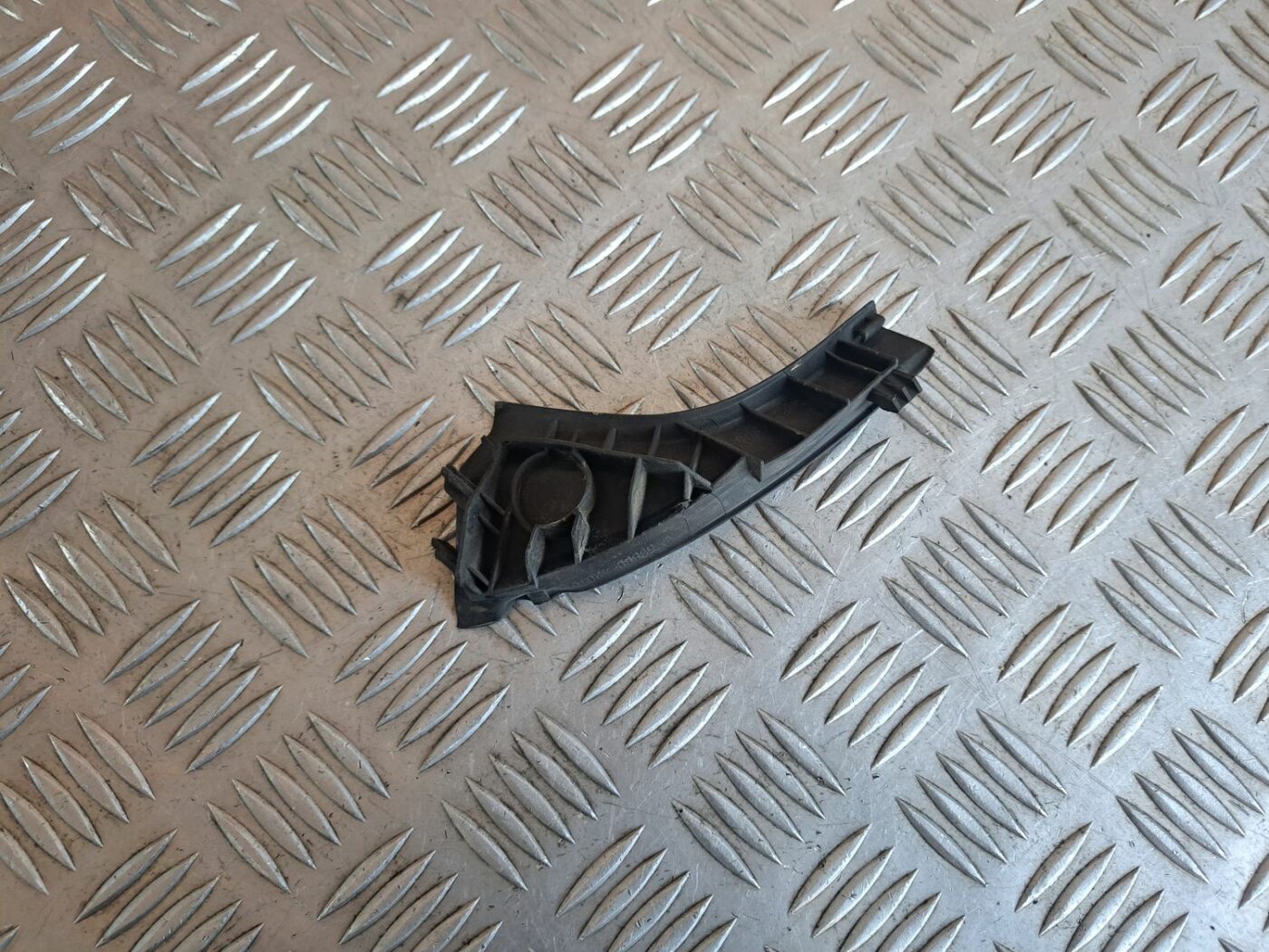 Vējstikla moldings priekš TOYOTA RAV 4 2006 2 Vējstikla moldings priekš TOYOTA RAV 4 2006