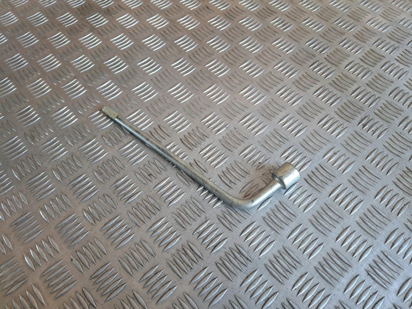 Riteņu maiņas atslēga priekš TOYOTA RAV 4 2006 1 Riteņu maiņas atslēga priekš TOYOTA RAV 4 2006