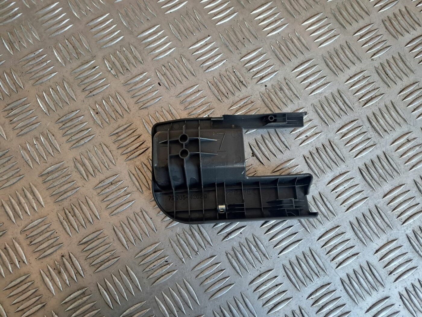 Priekšējā labā sēdekļa sliežu apdare priekš TOYOTA RAV 4 2006 2 Priekšējā labā sēdekļa sliežu apdare priekš TOYOTA RAV 4 2006