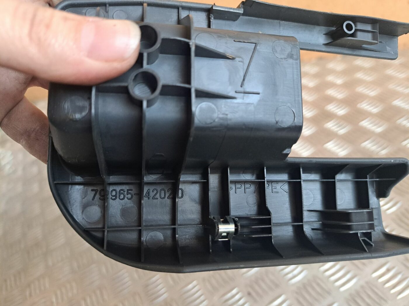 Priekšējā labā sēdekļa sliežu apdare priekš TOYOTA RAV 4 2006 3 Priekšējā labā sēdekļa sliežu apdare priekš TOYOTA RAV 4 2006