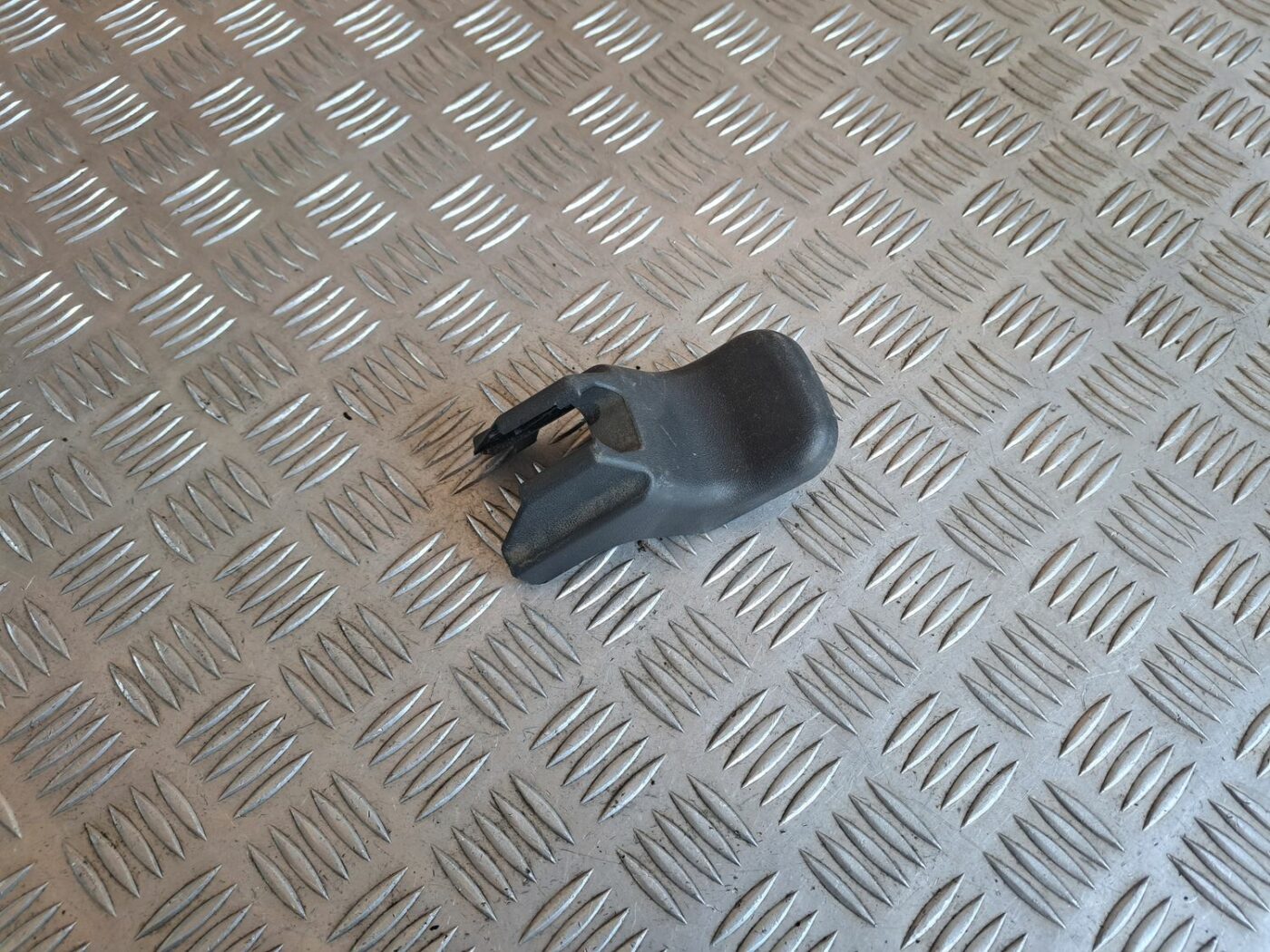 Priekšējā labā sēdekļa sliežu apdare priekš TOYOTA RAV 4 2006 1 Priekšējā labā sēdekļa sliežu apdare priekš TOYOTA RAV 4 2006