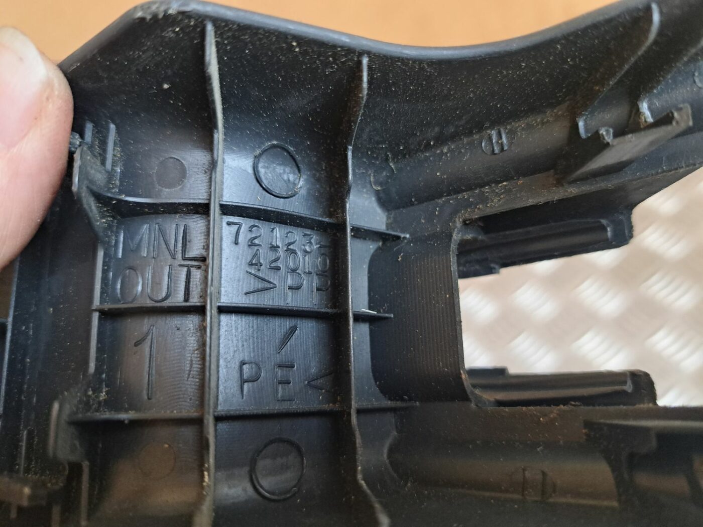 Priekšējā labā sēdekļa sliežu apdare priekš TOYOTA RAV 4 2006 3 Priekšējā labā sēdekļa sliežu apdare priekš TOYOTA RAV 4 2006