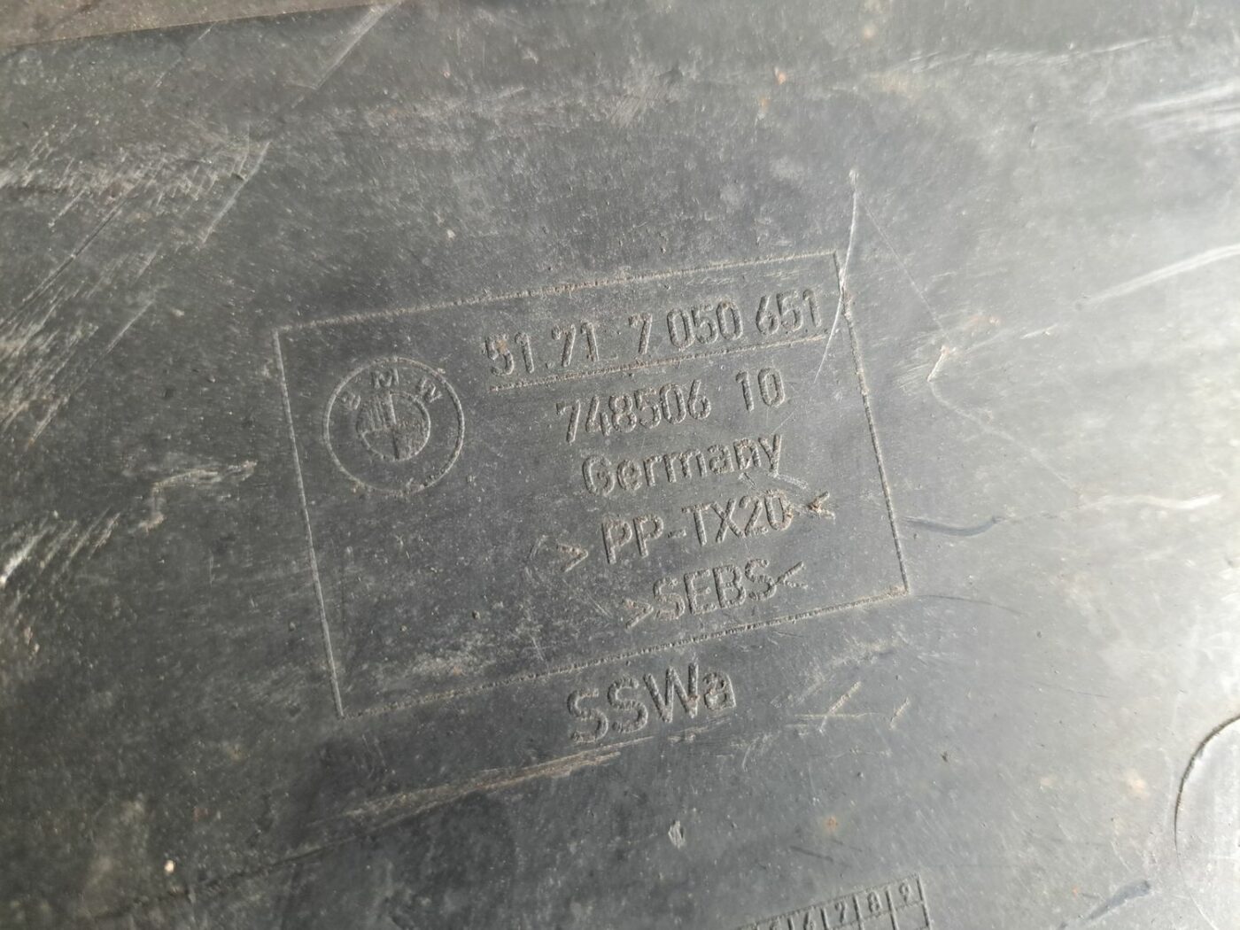 Ieplūdes gaisa deflektors/Difuzors priekš BMW 525 E60 2004 BLACK 3 Ieplūdes gaisa deflektors/Difuzors priekš BMW 525 E60 2004 BLACK