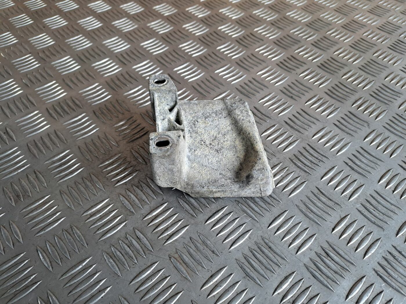 Dzinēja kronšteins priekš BMW 525 E60 2004 BLACK 1 Dzinēja kronšteins priekš BMW 525 E60 2004 BLACK